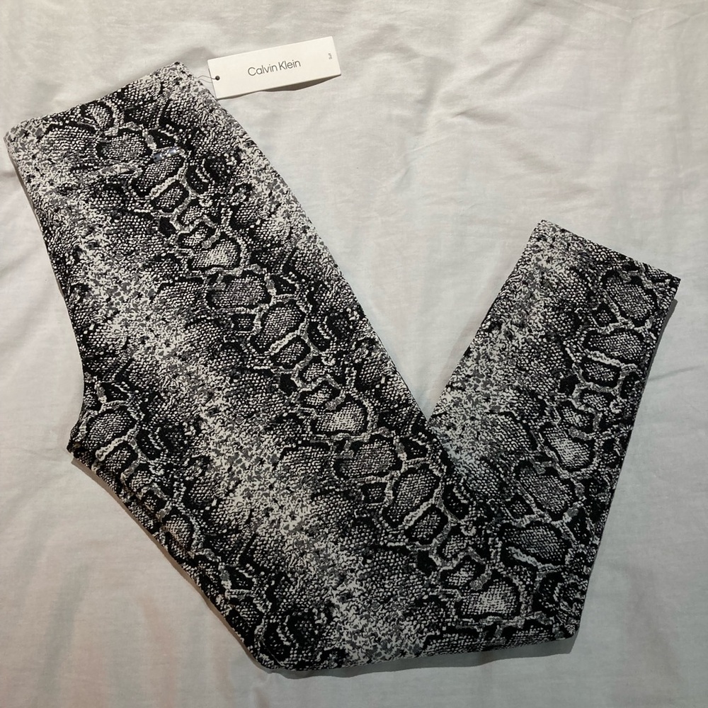 Calvin Klein Snake Skin Print Pants, Women’s size 6, NWT! $89.00!